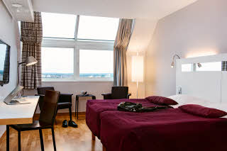 Kuvaoikeudet:: Fotograf Jimmy Eriksson AB, Tomtebogatan 30, 113 38 Stockholm, 0703 73 44 29, info@jimmyeriksson.se Scandic Plaza Umea, room, purple